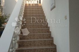 Apartmanska kuća na Viru, Vir, Casa