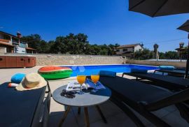 LIJEPA VILLA S BAZENOM I JACUZZIJEM, NADOMAK POREČA, Poreč, Kuća