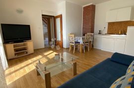 Kuća s 3 apartman, Tisno, Haus