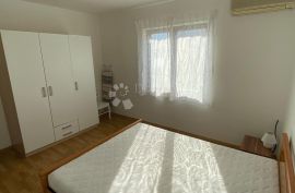 Kuća s 3 apartman, Tisno, Haus