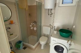 Kuća s 3 apartman, Tisno, Haus