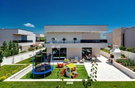 MARINA KOD TROGIRA – LUXUZNE VILLE LUCY ***** VILLA CHERRY, Marina, Σπίτι