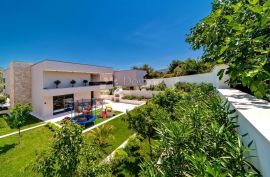 MARINA KOD TROGIRA – LUXUZNE VILLE LUCY ***** VILLA CHERRY, Marina, Famiglia