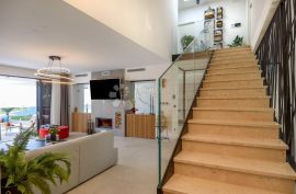 MARINA KOD TROGIRA – LUXUZNE VILLE LUCY ***** VILLA CHERRY, Marina, Famiglia