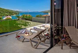 MARINA KOD TROGIRA – LUXUZNE VILLE LUCY ***** VILLA CHERRY, Marina, Famiglia