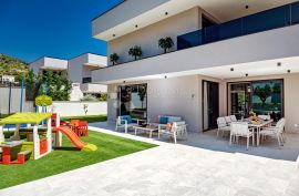 MARINA KOD TROGIRA – LUXUZNE VILLE LUCY ***** VILLA CHERRY, Marina, Famiglia