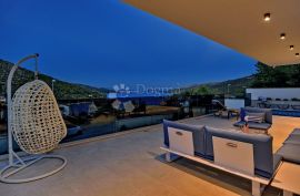 MARINA KOD TROGIRA – LUXUZNE VILLE LUCY ***** VILLA PLUM, Marina, Kuća