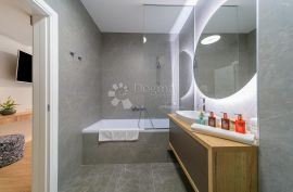 MARINA KOD TROGIRA – LUXUZNE VILLE LUCY ***** VILLA PLUM, Marina, Kuća