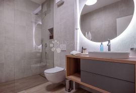 MARINA KOD TROGIRA – LUXUZNE VILLE LUCY ***** VILLA PLUM, Marina, Kuća