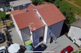 Izuzetna villa sa 7 apartmana na 400 m od mora!, Vrsi, Famiglia