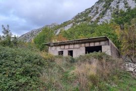 U Omiškom zaleđu Roh-Bau kuća i zemljište, Omiš, Дом