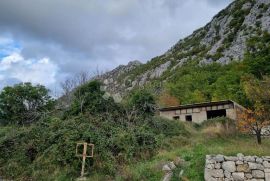 U Omiškom zaleđu Roh-Bau kuća i zemljište, Omiš, Дом