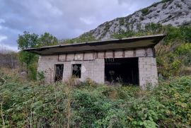 U Omiškom zaleđu Roh-Bau kuća i zemljište, Omiš, Maison