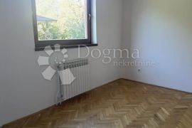 PRODAJA STANA U SESVETAMA SA VRTOM - PRIZEMLJE, 100 m2, Sesvete, Appartamento