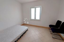 APARTMAN U PRIZEMLJU S OKUĆNICOM U BLIZINI PLAŽE, Malinska-Dubašnica, Appartment