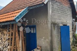 Starija kuća sa okućnicom i dvorištem, Ogulin, Дом