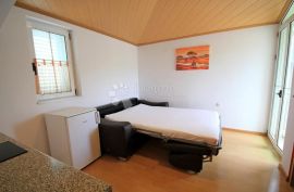 Apartmanska kuća sa dva poslovna prostora, Makarska, بيت