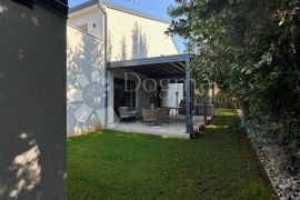 ELEGANTNA VILA SA BAZENOM, 3 STAMBENE JEDINICE 1KM OD MORA!, Poreč, Haus