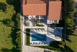 ELEGANTNA VILA SA BAZENOM, 3 STAMBENE JEDINICE 1KM OD MORA!, Poreč, Haus