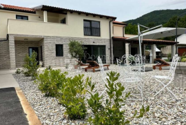 OPATIJA - OKOLICA - LUKSUZNA VILA S GRIJANIM BAZENOM I PREDIVNOM OKUĆNICOM, Opatija, Casa