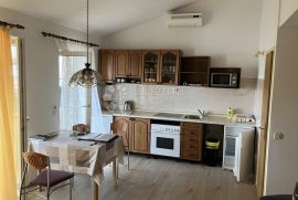 PREKRASAN APARTMAN 200 METARA OD MORA, Vodice, Appartement