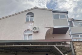 PREKRASAN APARTMAN 200 METARA OD MORA, Vodice, Appartement