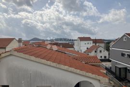 PREKRASAN APARTMAN 200 METARA OD MORA, Vodice, Stan