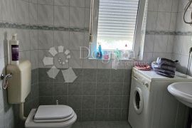 NEMOJTE OVO PROPUSTITI! Apartmanska kuća 30 metara od mora, Sveti Filip I Jakov, House