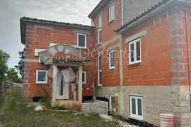 Kuća sa potencijalom na osami 3650 m2 okućnice, Vodnjan, House