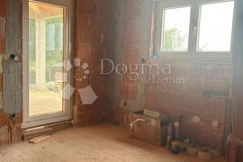 Kuća sa potencijalom na osami 3650 m2 okućnice, Vodnjan, House