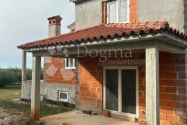 Kuća sa potencijalom na osami 3650 m2 okućnice, Vodnjan, House