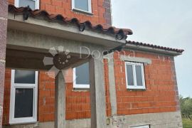 Kuća sa potencijalom na osami 3650 m2 okućnice, Vodnjan, House