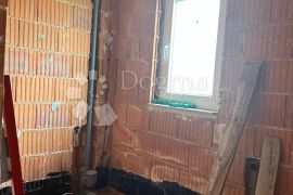 Kuća sa potencijalom na osami 3650 m2 okućnice, Vodnjan, House