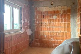 Kuća sa potencijalom na osami 3650 m2 okućnice, Vodnjan, House