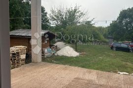 Kuća sa potencijalom na osami 3650 m2 okućnice, Vodnjan, House