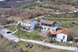 Oaza u srcu Istre, 3 kuce.. 30,000 m2 zemljišta, Cerovlje, Σπίτι