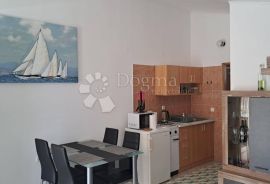 Prilika! Kuća sa tri apartmana- Ražanac!, Ražanac, Σπίτι