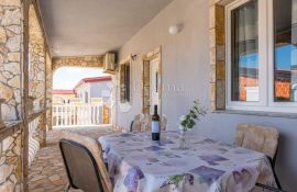 Apartmanska kuća sa 6 apartmana, Vir, Famiglia