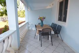 Apartmanska kuća sa 6 apartmana, Vir, Maison