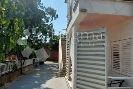 VODICE KUĆA SA 7 SMJEŠTAJNIH JEDINICA, Vodice, House