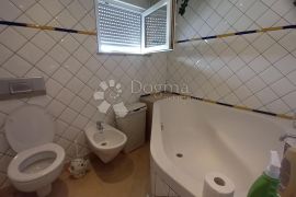 Apartmanska kuća sa velikom okućnicom, Makarska, بيت