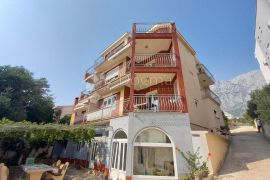 Apartmanska kuća sa velikom okućnicom, Makarska, بيت