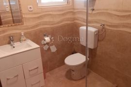 Apartmanska kuća sa velikom okućnicom, Makarska, بيت