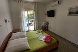 Apartmanska kuća sa velikom okućnicom, Makarska, بيت