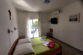 Apartmanska kuća sa velikom okućnicom, Makarska, بيت