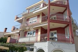 Apartmanska kuća sa velikom okućnicom, Makarska, بيت