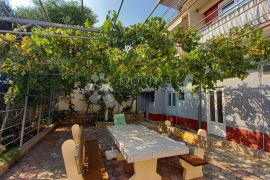 Apartmanska kuća sa velikom okućnicom, Makarska, بيت