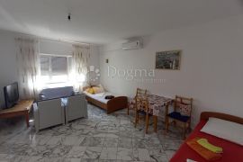 Apartmanska kuća sa velikom okućnicom, Makarska, بيت