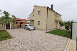 Kuća s 3 apartmana u mirnom dijelu Vodica!, Vodice, Ev