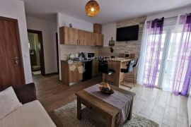 Kuća s 3 apartmana u mirnom dijelu Vodica!, Vodice, Ev